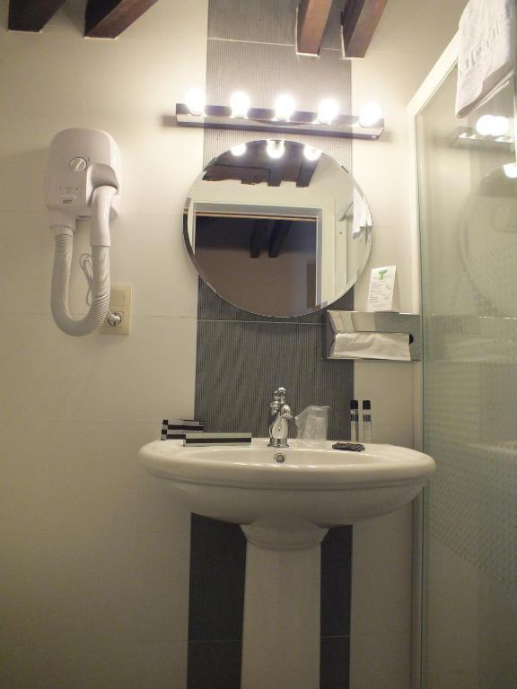 A Fleur De Couette Hotel Auvelais Room photo